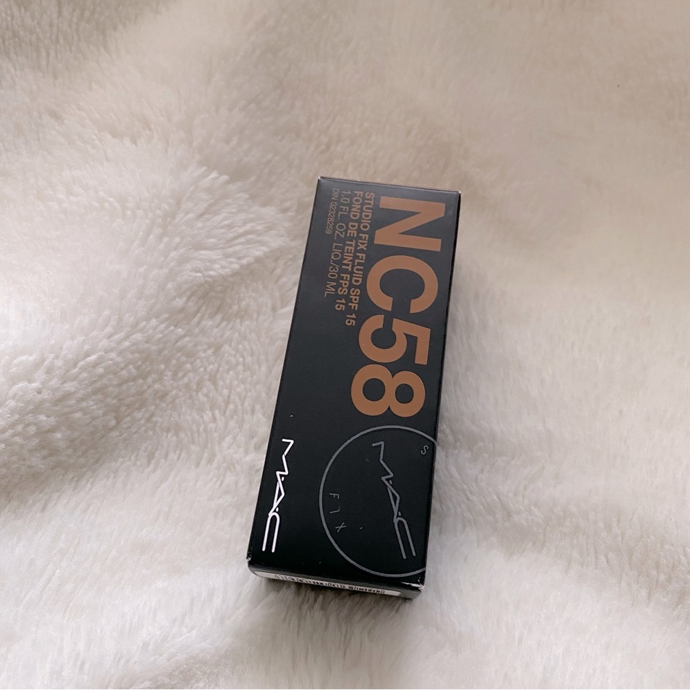 Mac Studio Fix Foundation - Picture 3 of 4